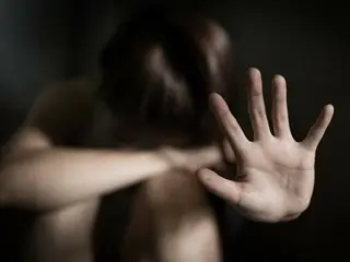 Seorang wanita berusia 20-an memasuki pemandian pria dalam keadaan telanjang... pelakunya menyalahkan wanita tersebut karena "mengganti tanda jenis kelamin" = Korea