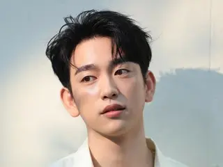 Jinyoung (GOT7), memikat dengan tatapannya yang seperti danau... visual yang unik