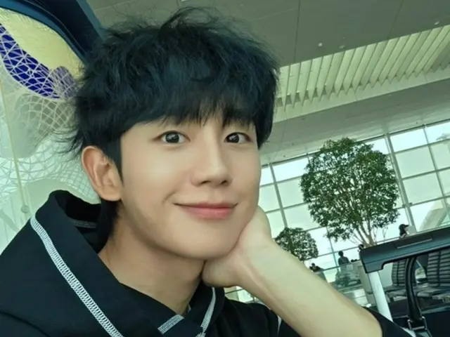 Jung HaeIn terlihat bagus dengan gaya rambut apa pun... dia tampan dengan atau tanpa hoodie