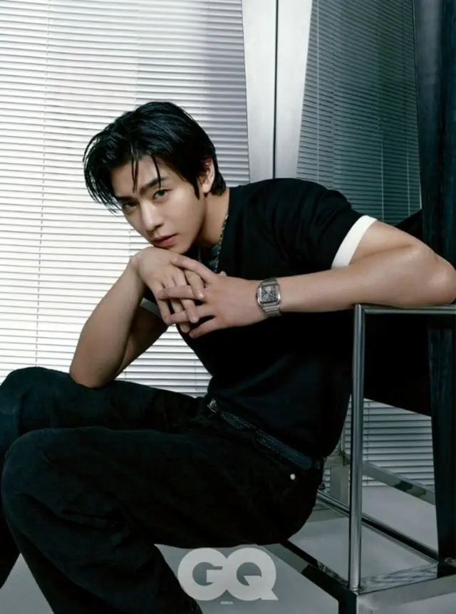 俳優アン・ヒョソプ、漫画から出てきたようなビジュアルのグラビア公開…ソフトなカリスマ01