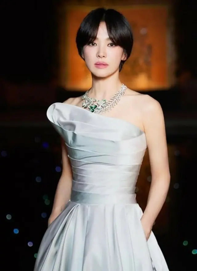 女優ソン・ヘギョ、美しいデコルテ