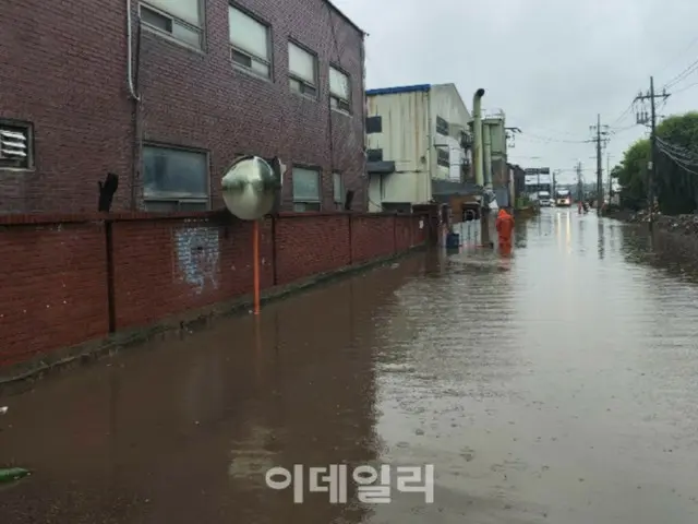 Jalanan terendam banjir, listrik padam, hujan lebat, dan angin kencang menyebabkan kerusakan di Incheon, Korea Selatan