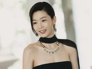 Aktris Jeon Ji Hee memikat Barcelona dengan auranya yang meluap... Dia begitu elegan sehingga dia bisa mengenakan gaun apa pun