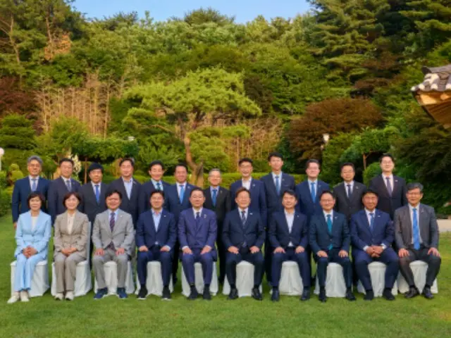 Presiden Lee dan para pemimpin partai berkuasa mengadakan makan malam, berjanji untuk bekerja sama memulihkan mata pencaharian rakyat dan berhasil dalam pemerintahan (Korea Selatan)