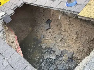 Jalan amblas pada hari hujan lebat... Seorang pria jatuh ke dalam lubang sedalam 2m di depan keluarganya (Korea Selatan)