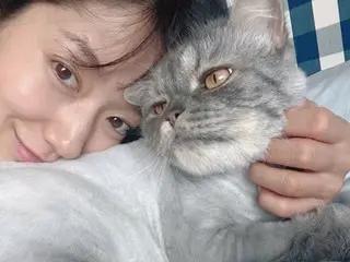 Park Shin Hye berfoto selfie manis sambil memeluk kucing peliharaannya