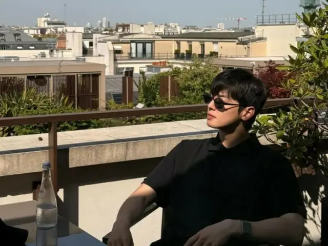 Cha Eun Woo ASTRO bersantai di jalanan Paris... Setiap posenya indah
