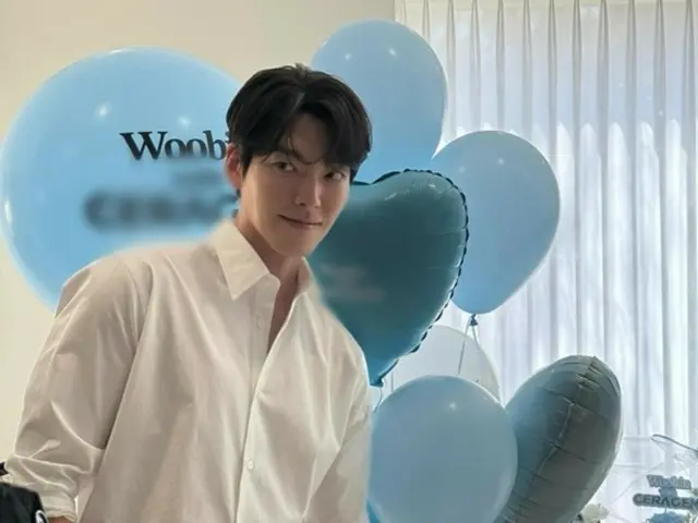 Aktor Kim WooBin dikenal dengan gaya kasualnya yang "dandy"...kemejanya sangat pas di badan!