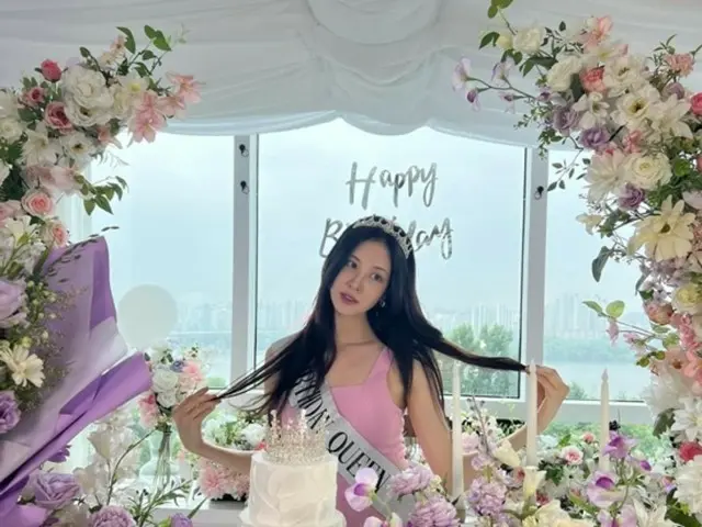 Seohyun (Girls' Generation) merilis foto-foto cantik untuk merayakan ulang tahunnya... Martabat ramping dengan pinggang ramping