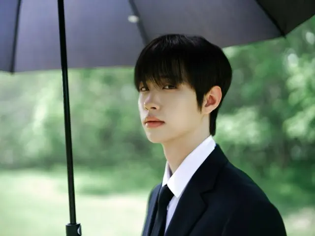 Foto konsep "CLOSE YOUR EYES" dan "Snowy Summer" menunjukkan gaya setelan yang sempurna