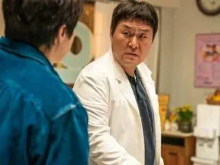 Yoon Kyung Ho memainkan peran kunci sebagai asisten Cho Jung Seok dalam film "My Daughter Became a Zombie"