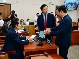 Partai oposisi mengkritik Ketua Choi Min-hee karena "berkuasa di atas presiden" dengan memaksakan tiga undang-undang penyiaran (Korea Selatan)