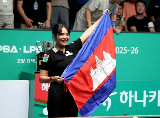 母国カンボジアの国旗を手にして喜ぶスロン・ピアビ（写真：PBA）