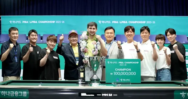 クラウンヘテのチームメイトや関係者に囲まれたデビッド・マルティネス（写真：PBA）