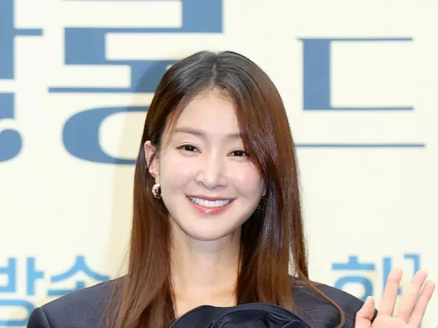 Lee Si Young tengah mengandung anak keduanya menggunakan embrio beku milik mantan suaminya. Pendapat terbagi antara "Selamat" dan "Egois"... Mantan suami mengatakan dia akan "menjalankan tanggung jawabnya"