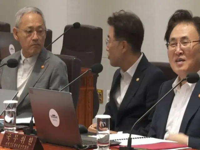 Ketika presiden memasuki ruangan, dia segera melepas dasinya... "Apakah tidak ada aturan berpakaian?" = Korea Selatan