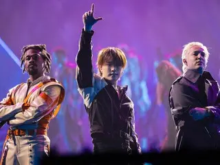 DINO SEVENTEEN bernyanyi di upacara pembukaan EWC 2025