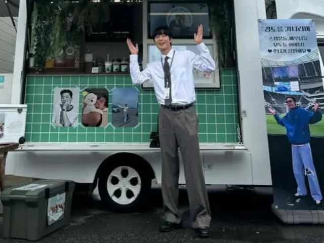 Park Seo Jun sangat senang menerima mobil kafe sebagai hadiah dari sahabatnya Son Heung Min