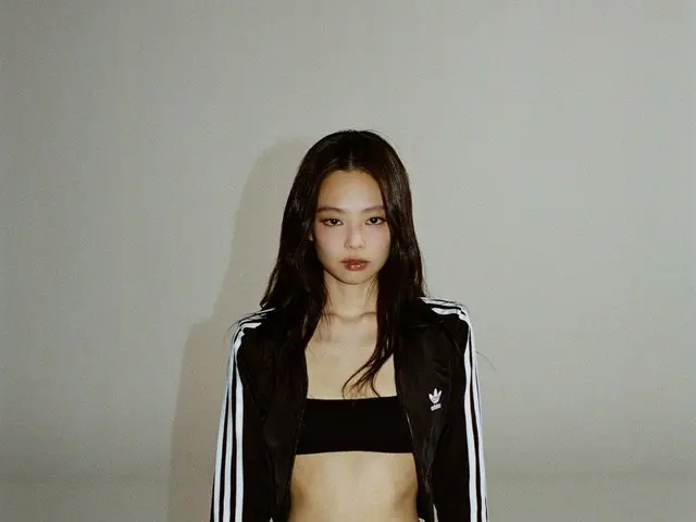 JENNIE (BLACKPINK) memiliki "perut rata" yang sempurna...garis pinggang saat mengenakan atasan bra