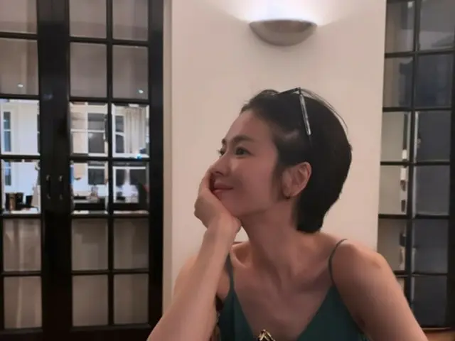 Aktris Song Hye Kyo, dewi musim panas yang menyegarkan... begitu cantiknya hingga menjengkelkan untuk ditonton di tengah gelombang panas (?)