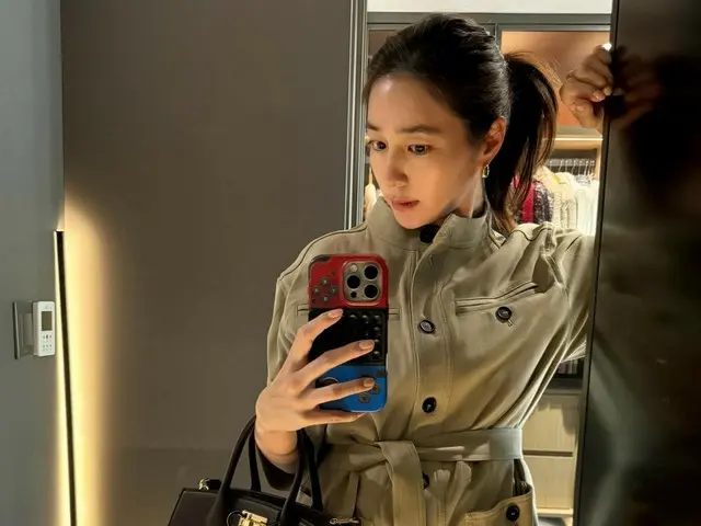 Lee Min Jung, mengenakan jaket bulu angsa untuk pemotretan luar ruangan pada suhu 43 derajat Celcius... "Yang kudapatkan hanyalah wajah lelah"
