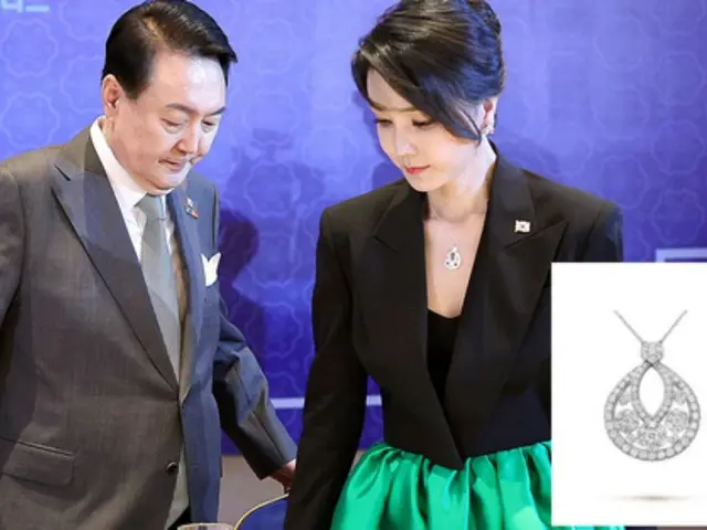 前大統領夫人・金建希氏を逮捕…決め手は「偽物」ネックレスか=韓国
