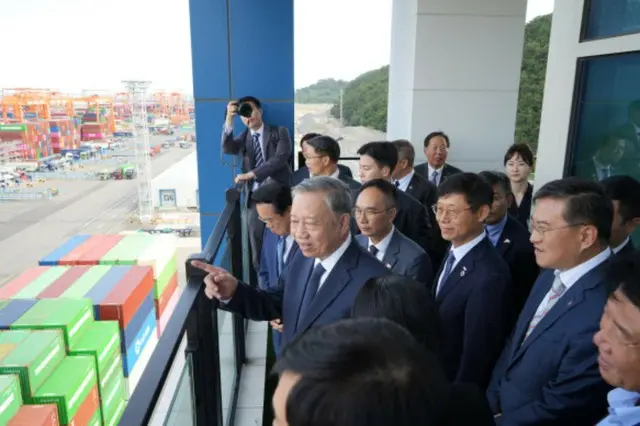 13日、釜山新港の完全自動化埠頭を視察するベトナムのトラム書記長（写真＝釜山港湾公社）