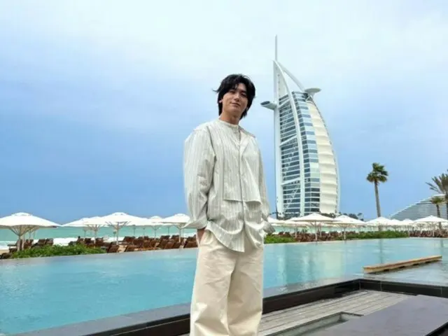 パク・ヒョンシク、青い空よりも爽やか…ドバイを輝かせる王子様