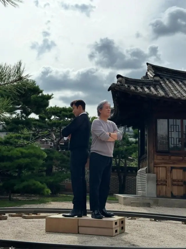 俳優イ・ビョンホン、パク・チャヌク監督との写真に…