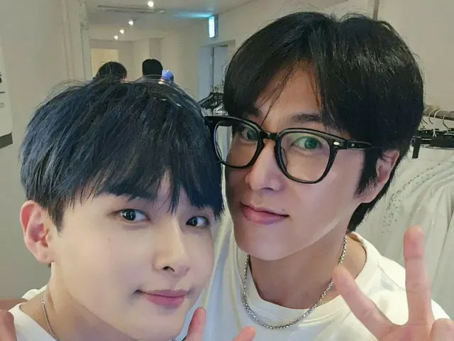 「東方神起」ユンホ、「SUPER JUNIOR」のデビュー20周年コンサートを観覧…リョウクやヒチョル＆ドンへとツーショット01