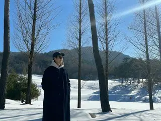 Aktor Choi Woo-shik mengirimkan ucapan selamat akhir tahun sambil berdiri di lapangan bersalju