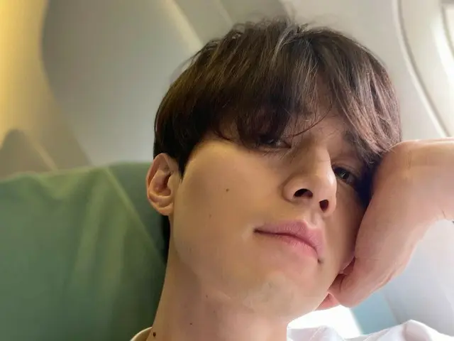 Aktor Lee Dong Wook mengambil selfie di pesawat... "Aku akan ke Swiss"