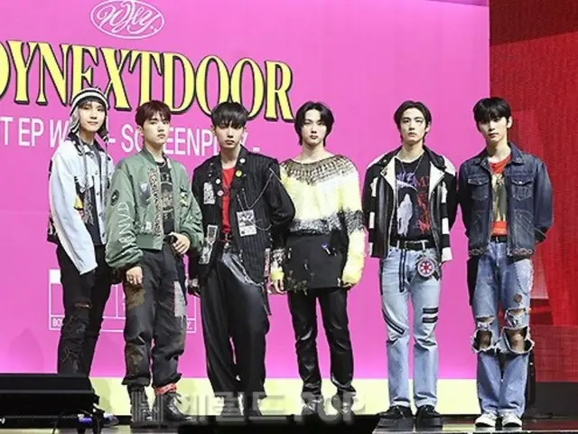 [Foto] "BOYNEXTDOOR" mengadakan showcase untuk memperingati perilisan mini album pertama "WHY.." 6 pria cantik