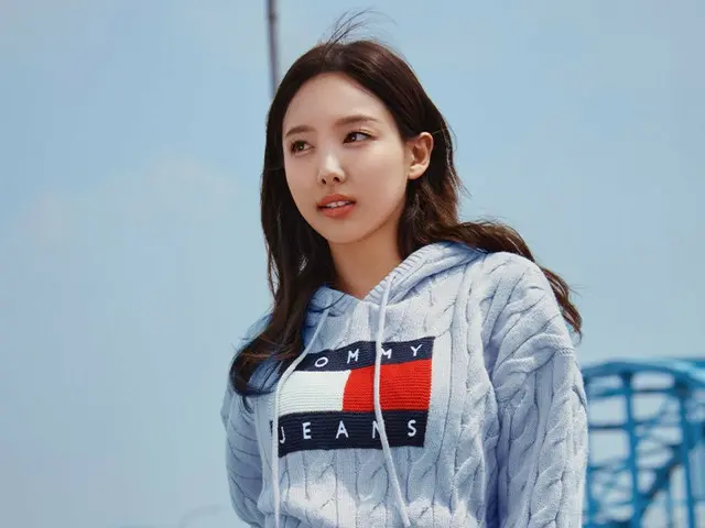 Nayeon "TWICE" merilis gravure musim gugur 2023 dengan TOMMY JEANS