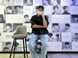 Aktor Seo KangJoon mengunjungi pameran foto untuk memperingati 10 tahun debutnya... Dia adalah orang pertama yang mengisi daftar tamu