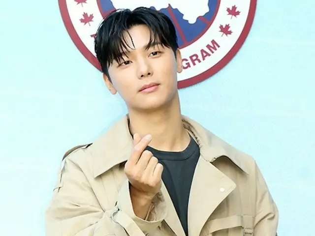 [Foto] "CNBLUE" KANG MINHEE berpartisipasi dalam acara foto koleksi acara kolaborasi "Canada Goose"...Hati jari yang cantik