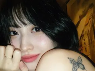 Momo "TWICE" dipenuhi rasa percaya diri dalam pengambilan gambar yang sangat dekat... Dia bahkan memancarkan pesona pinggul dengan tatonya