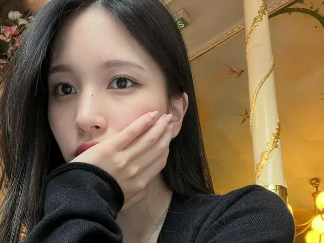 Kecantikan Mina TWICE menarik perhatian semua orang... Nayeon juga berkomentar, ``Cantik.''