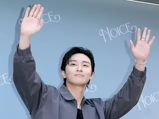 [Foto] Aktor Park Seo Jun menghadiri acara pembukaan toko pop merek fesyen... Menyapa dengan kedua tangan terangkat