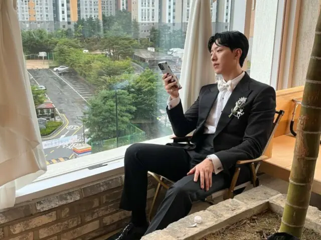 Lee Jung Shin "CNBLUE" mengenakan tuksedo bak pengantin pria di hari ulang tahunnya... "CNBLUE" KANG Minhee Hyuk dan "FTISLAND" Lee Jae Jin juga mengomentari ucapan selamat