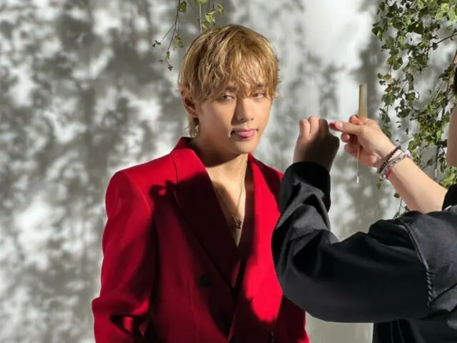 "BTS" V memancarkan pesona dengan kostum berwarna merah cerah (termasuk video)