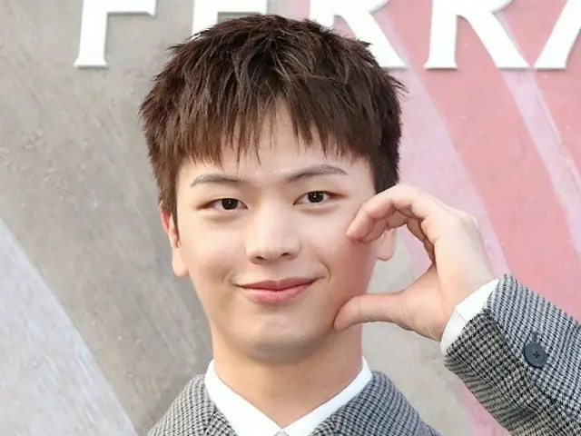 [Foto] Sungjae "BTOB" menghadiri acara fashion...Pipi hati yang lucu