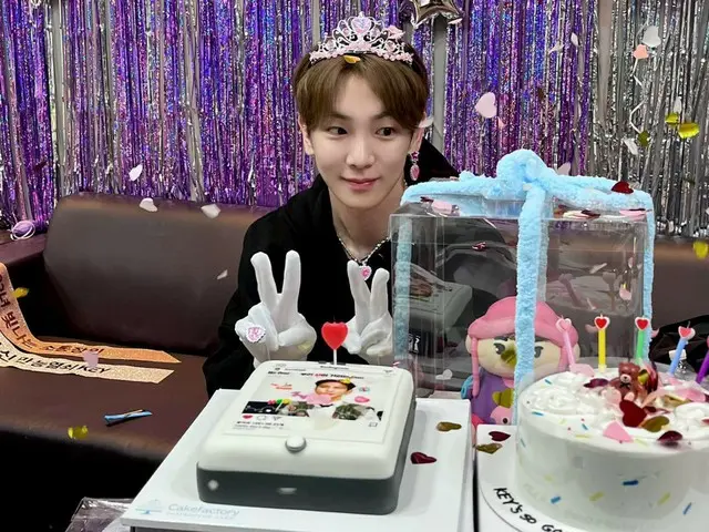 KEY SHINee merayakan ulang tahunnya pada tanggal 23 dan menerima berbagai hadiah kue