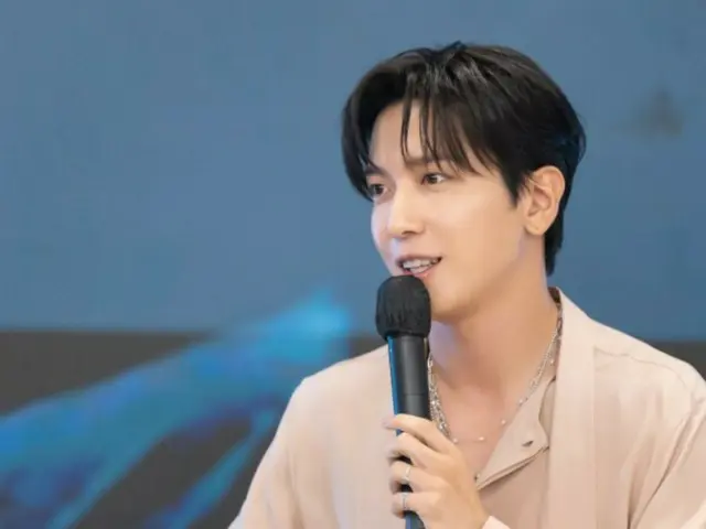 Jung Yong Hwa "CNBLUE" bersenang-senang bersama penggemar dengan tatapan matanya yang baik... Potongan di balik layar dari acara penandatanganan penggemar dirilis