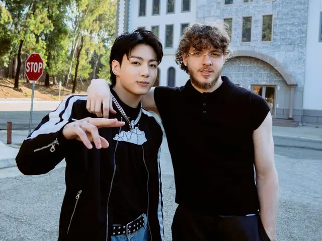 Dua pengambilan gambar "BTS" JUNG KOOK & Jack Harlow dirilis! ...Berpose di lokasi syuting video musik