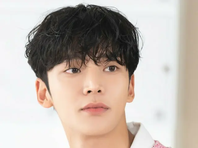 Rowoon merilis potongan di balik layar dari syuting konten Netflix... “Dia selalu manis entah dia punya sihir atau tidak.”