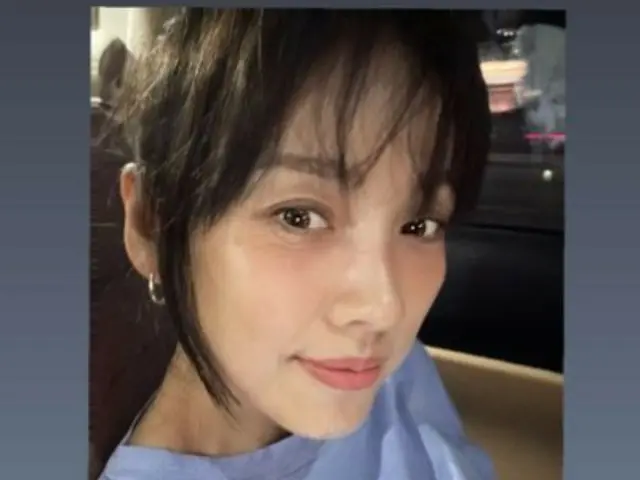 Penyanyi Lee Hyo Ri memamerkan kecantikannya dengan selfie close-up... "Selamat Chuseok (Festival Pertengahan Musim Gugur)"