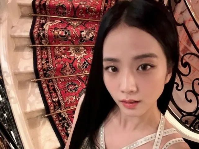 Jisoo BLACKPINK menghadiri pertunjukan Dior... Dia memancarkan kecantikan mempesona dalam balutan gaun emas yang elegan