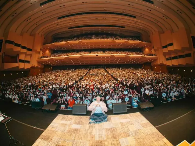 Aktor Jung HaeIn mengambil foto kenang-kenangan bersama penggemar setelah fanmeeting di Jepang