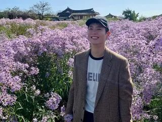 Aktor Park BoGum, visual yang menggetarkan hati dalam lanskap musim gugur yang damai... “BoGum di atas bunga”